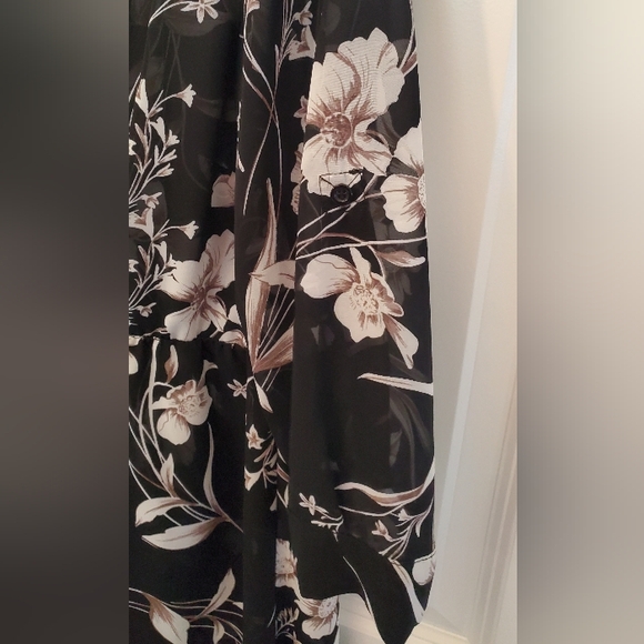 Maurices Women’s Blouse S Black Pink Floral High-Low Hem NWOT Short Sleeve - Picture 3 of 7